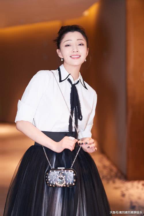 殷桃真实身高爆料视频,真实身高曝光，网友热议  第1张